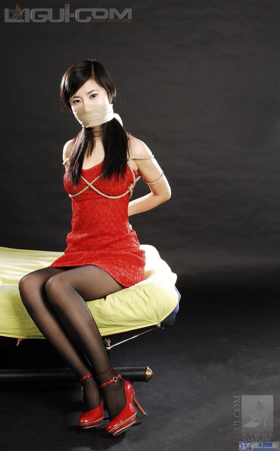 [Ligui丽柜美腿]2008.12.05 俏皮可爱小美女伊贺流袜堵式束缚 Model 卡鲁鲁