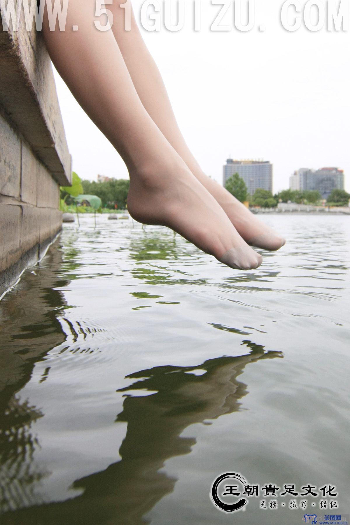 [王朝贵足丝袜] 2009-06-28 外景套图 王朝足模宣萱夏日荷香淑女长发飘逸灰丝系列C